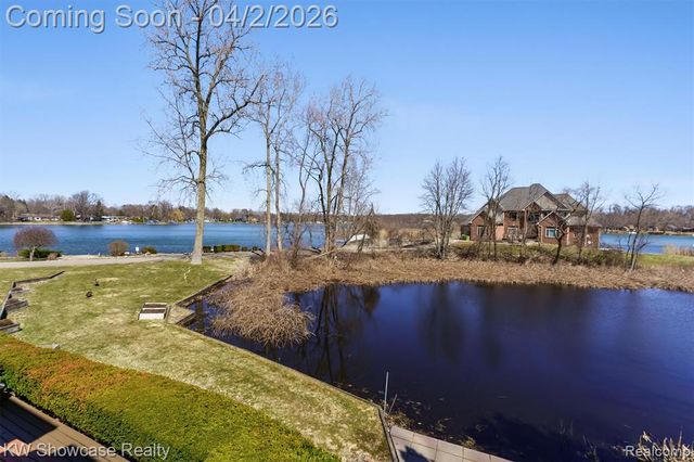 11245 Britney Lane, White Lake, MI 48386