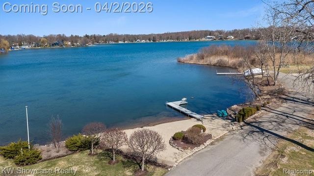 11245 Britney Lane, White Lake, MI 48386