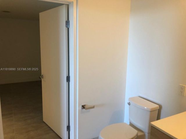 16385 Biscayne Boulevard 1005, North Miami Beach, FL 33160