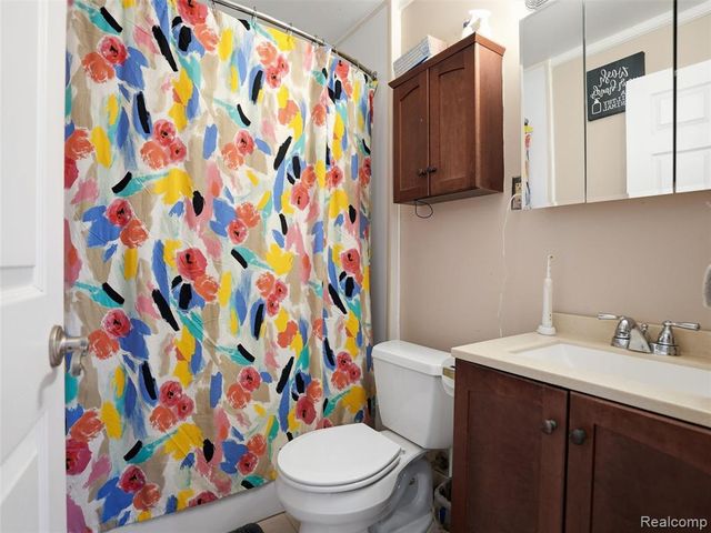 21601 Parkway Street, Saint Clair Shores, MI 48082