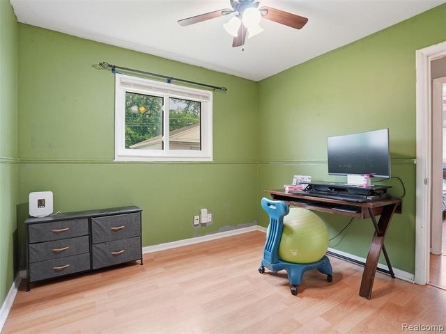 21601 Parkway Street, Saint Clair Shores, MI 48082