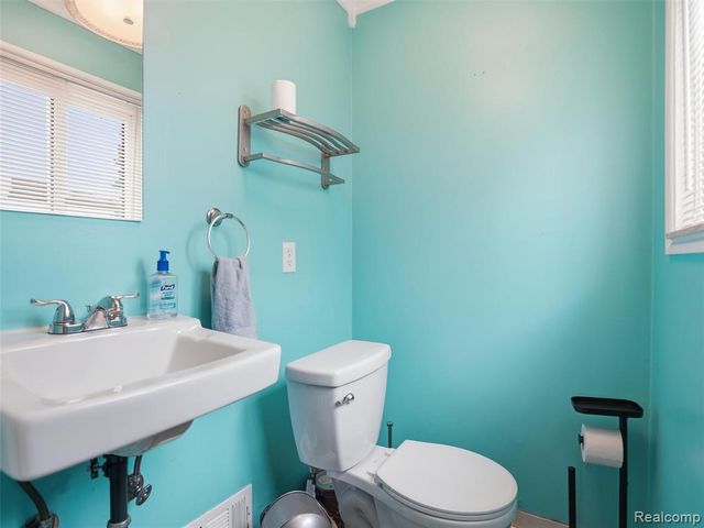 21601 Parkway Street, Saint Clair Shores, MI 48082