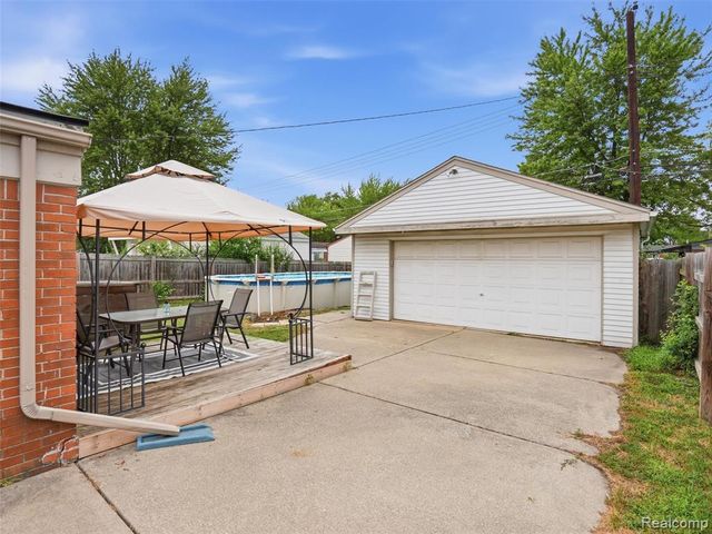 21601 Parkway Street, Saint Clair Shores, MI 48082