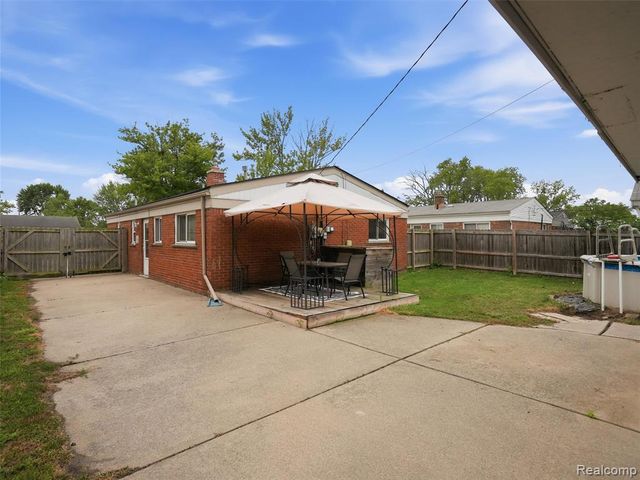 21601 Parkway Street, Saint Clair Shores, MI 48082