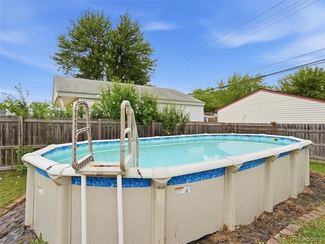 21601 Parkway Street, Saint Clair Shores, MI 48082