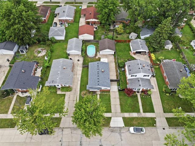 21601 Parkway Street, Saint Clair Shores, MI 48082