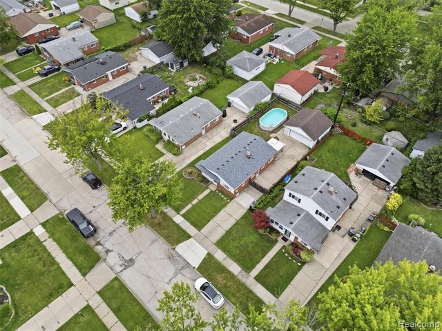 21601 Parkway Street, Saint Clair Shores, MI 48082