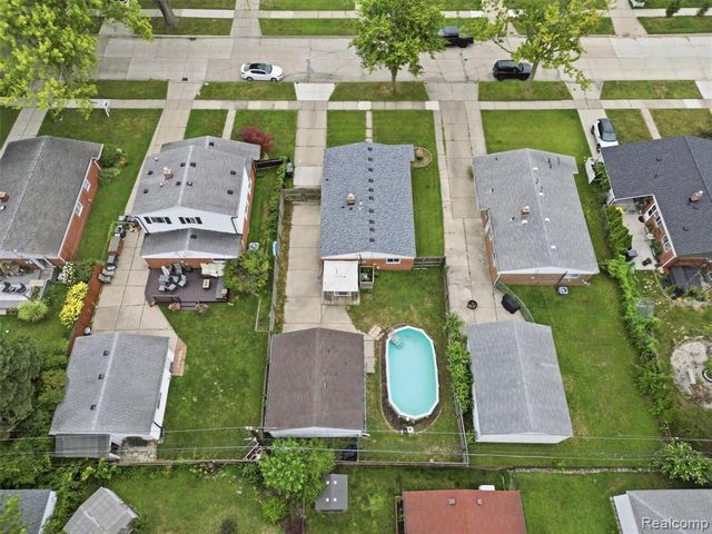 21601 Parkway Street, Saint Clair Shores, MI 48082
