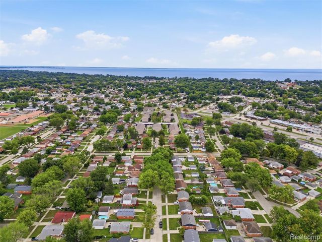 21601 Parkway Street, Saint Clair Shores, MI 48082