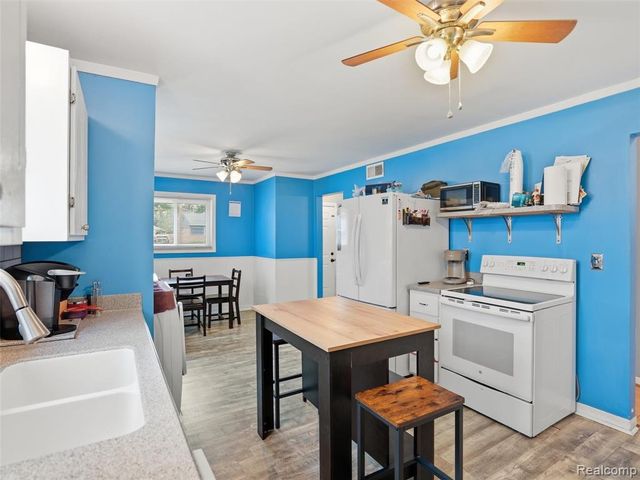 21601 Parkway Street, Saint Clair Shores, MI 48082