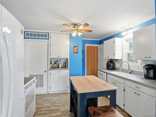 21601 Parkway Street, Saint Clair Shores, MI 48082