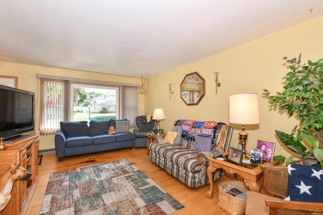 234 Millwood LANE, Waukesha, WI 53188