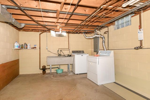 234 Millwood LANE, Waukesha, WI 53188