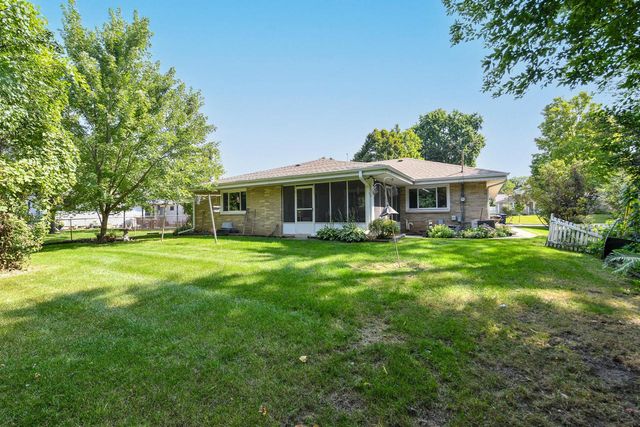 234 Millwood LANE, Waukesha, WI 53188