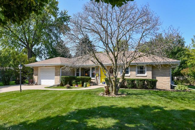 234 Millwood LANE, Waukesha, WI 53188