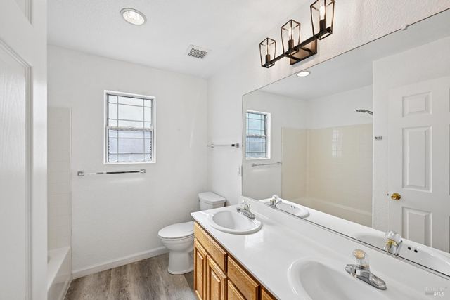 231 Roundhill Ct, Vacaville, CA 95687