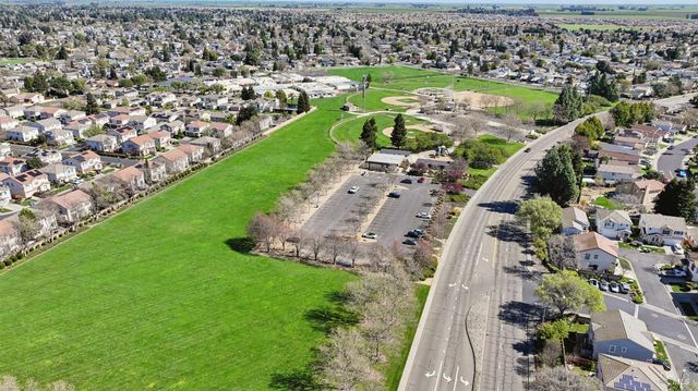 231 Roundhill Ct, Vacaville, CA 95687