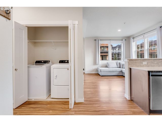 17124 Sw APPLEDALE Rd 401, Beaverton, OR 97007