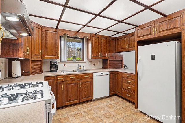 2525 S 8 Mile Road, Auburn, MI 48611