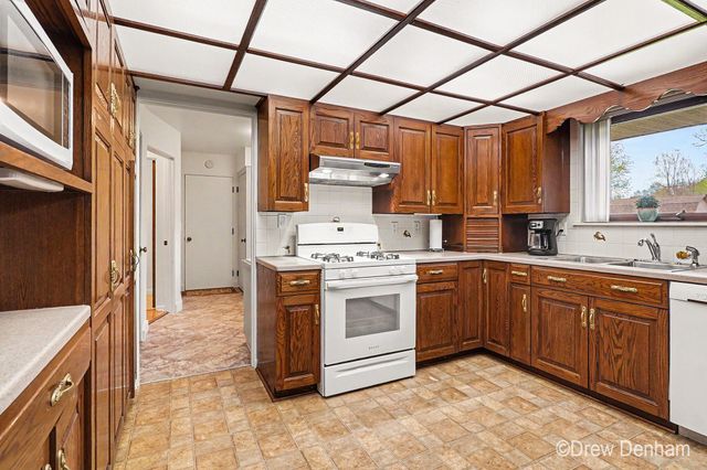 2525 S 8 Mile Road, Auburn, MI 48611