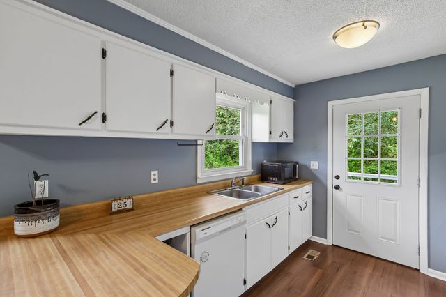 2420 Hawkersmith Rd, Manchester, TN 37355