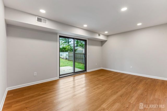 273 W Indiana Avenue, Iselin, NJ 08830
