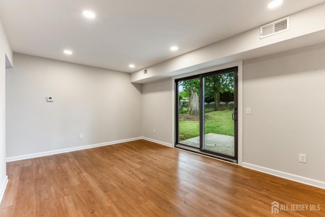 273 W Indiana Avenue, Iselin, NJ 08830