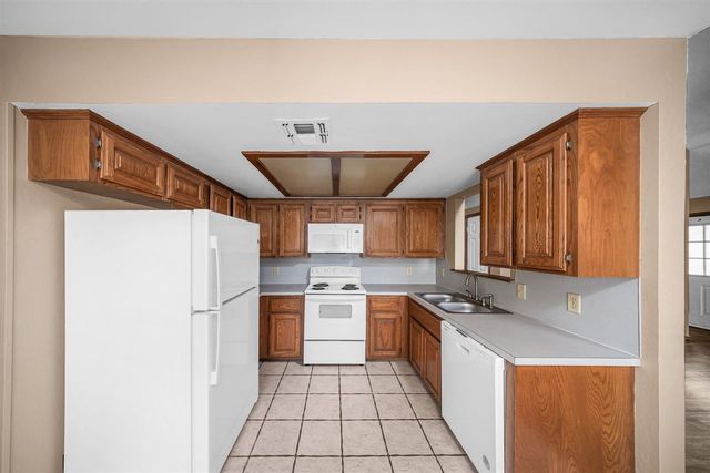 412 SE Lancelot, Lawton, OK 73501