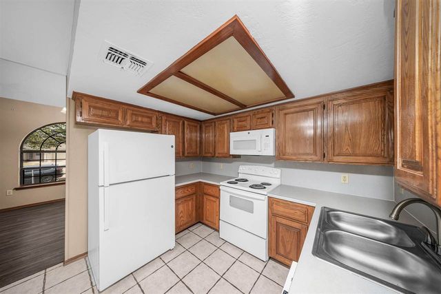 412 SE Lancelot, Lawton, OK 73501