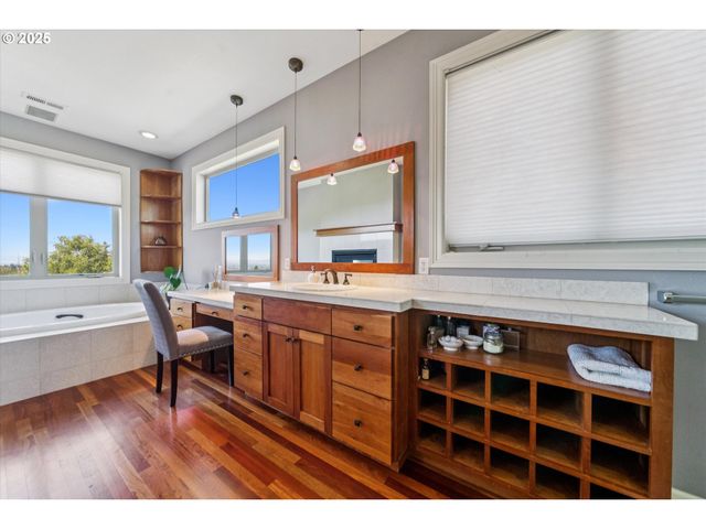 2323 Nw PINNACLE Dr, Portland, OR 97229
