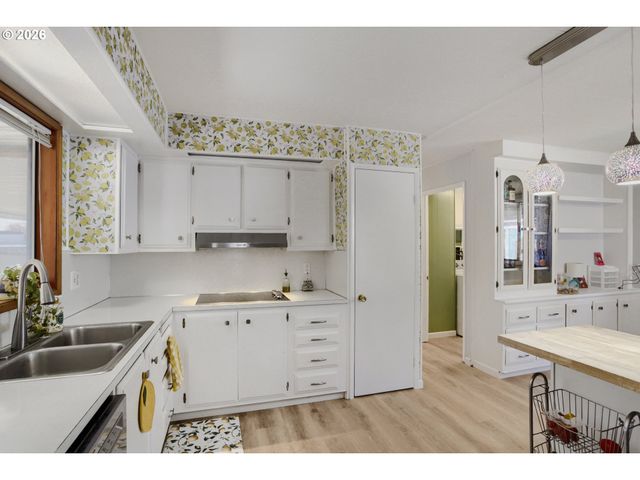11524 Sw ROYAL VILLA Dr, Tigard, OR 97224