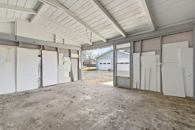 2314 S Farm Road 123, Springfield, MO 65807