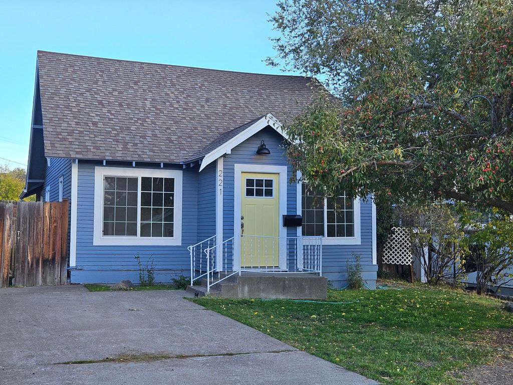 221 Hillside Avenue, Klamath Falls, OR 97601