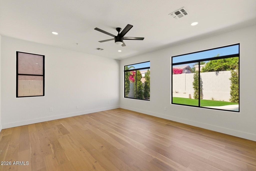Image 12 of property listing at 7776 E SANDS Drive, Scottsdale, AZ 85255