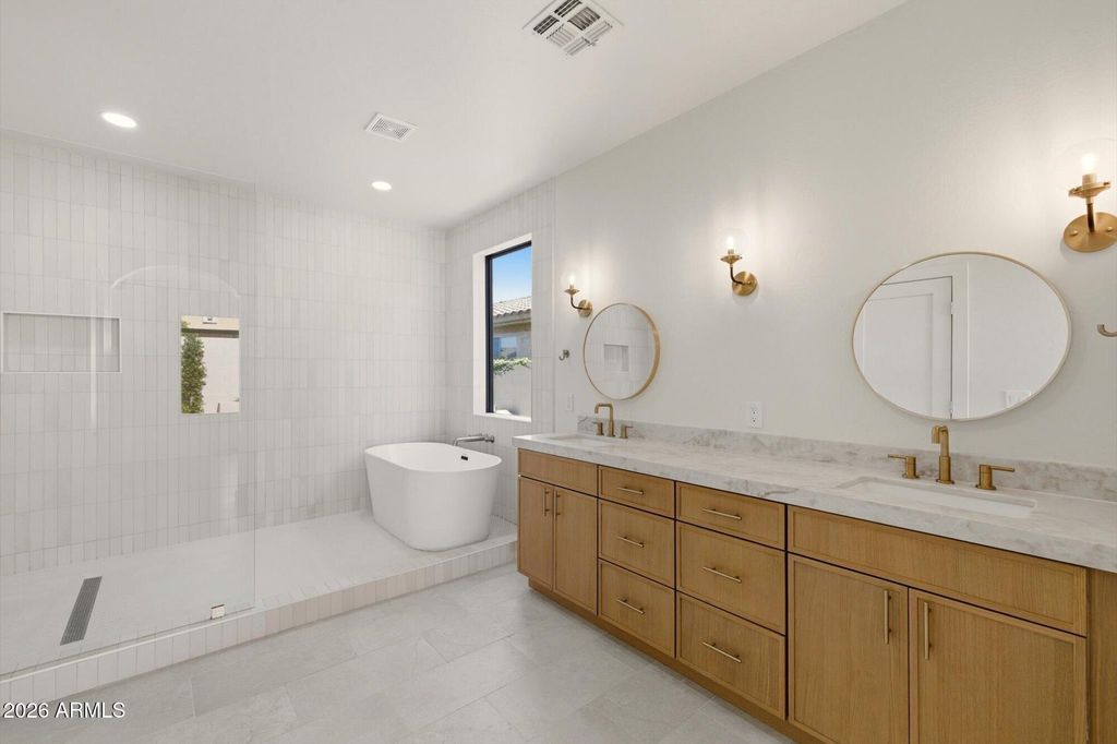 Image 14 of property listing at 7776 E SANDS Drive, Scottsdale, AZ 85255