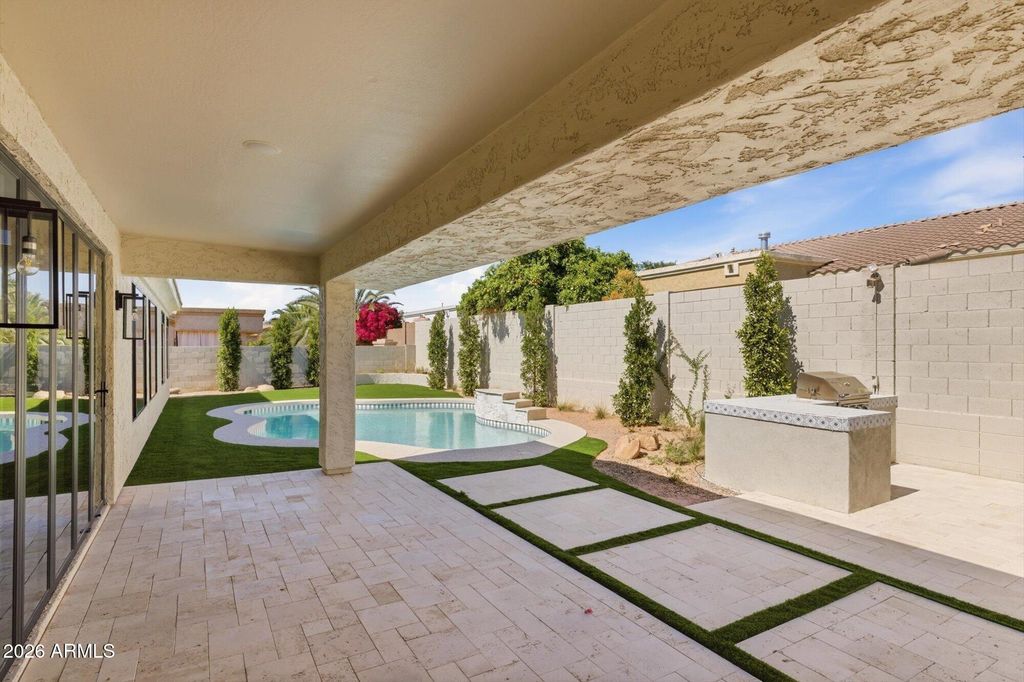 Image 18 of property listing at 7776 E SANDS Drive, Scottsdale, AZ 85255