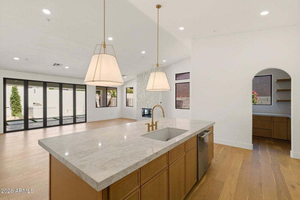 Image 4 of property listing at 7776 E SANDS Drive, Scottsdale, AZ 85255