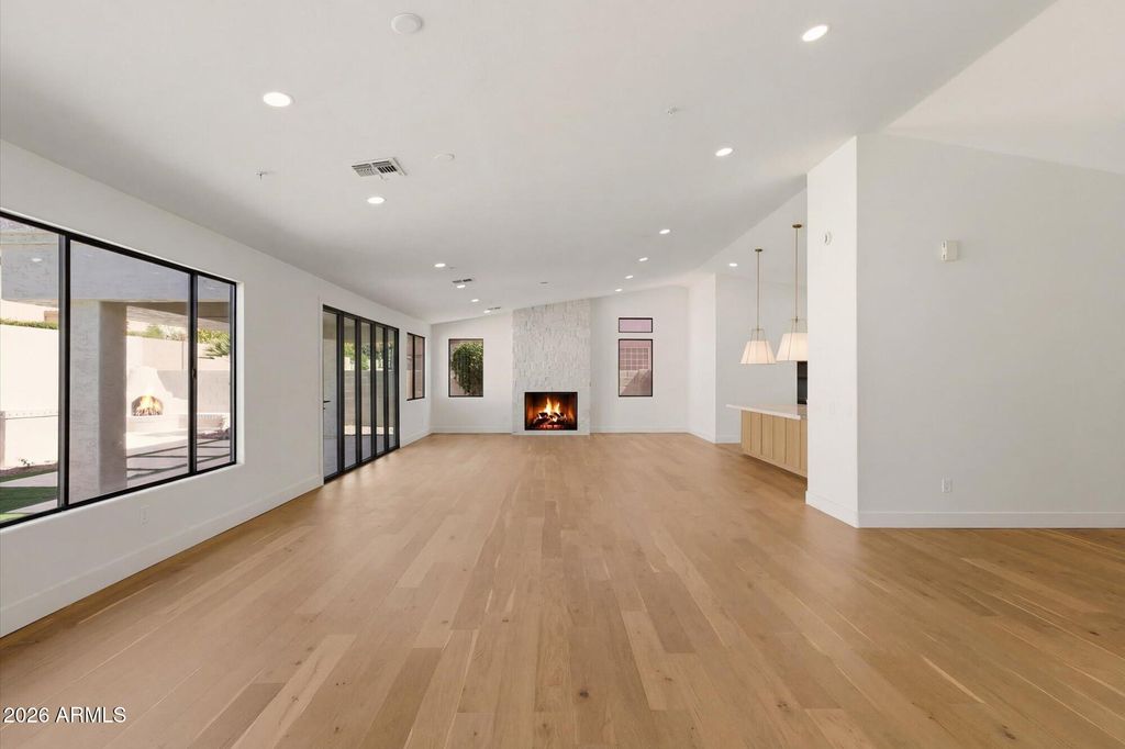 Image 9 of property listing at 7776 E SANDS Drive, Scottsdale, AZ 85255
