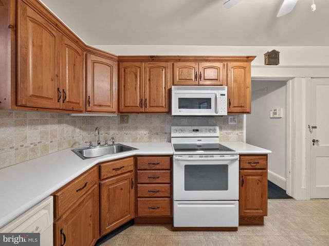 121 E ELM ST, Emmaus, PA 18049