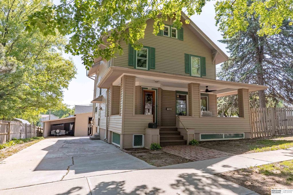 623 S Adams Street, Papillion, NE 68046
