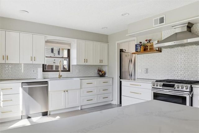 6705 E 126th Street, Grandview, MO 64030