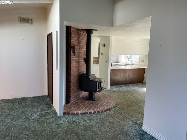 3040 Ne 30TH Dr, Lincoln City, OR 97367