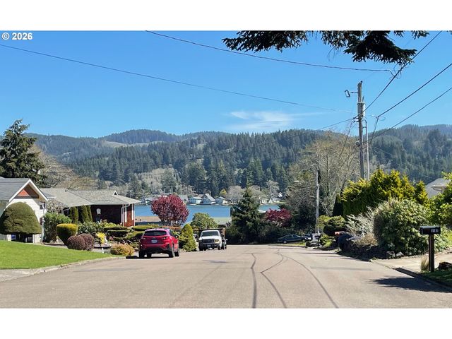 3040 Ne 30TH Dr, Lincoln City, OR 97367