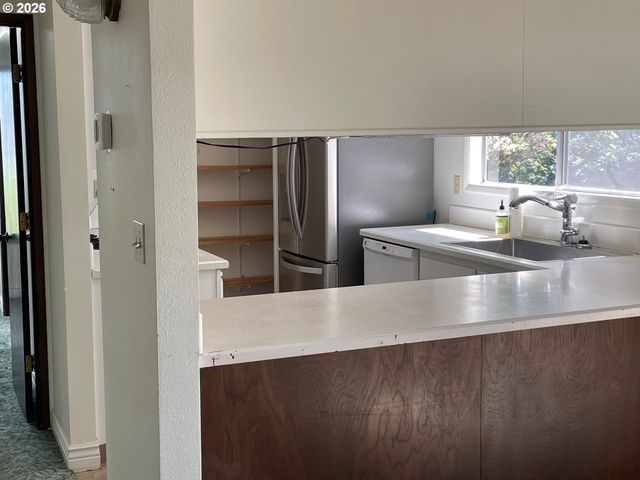 3040 Ne 30TH Dr, Lincoln City, OR 97367