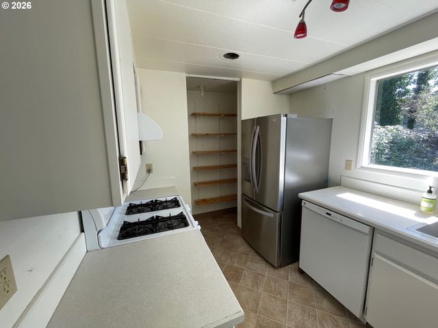 3040 Ne 30TH Dr, Lincoln City, OR 97367