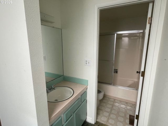 3040 Ne 30TH Dr, Lincoln City, OR 97367