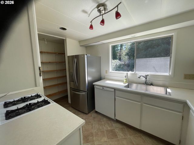 3040 Ne 30TH Dr, Lincoln City, OR 97367