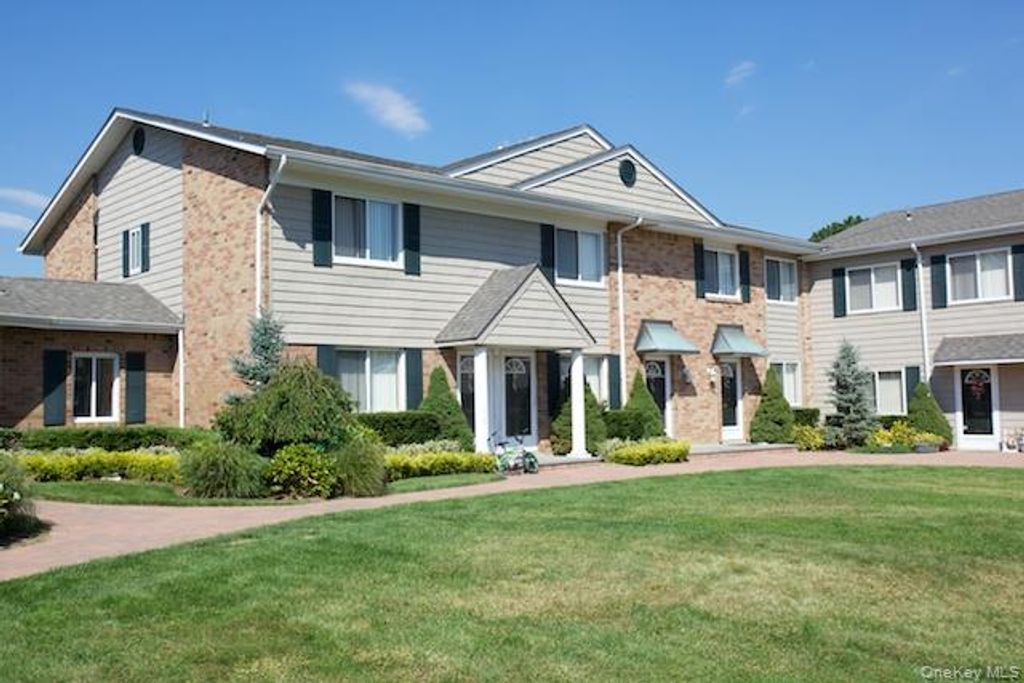 144 Moonlight Walk 144, Holbrook, NY 11741