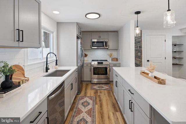 921 FLORA LN, Boothwyn, PA 19061