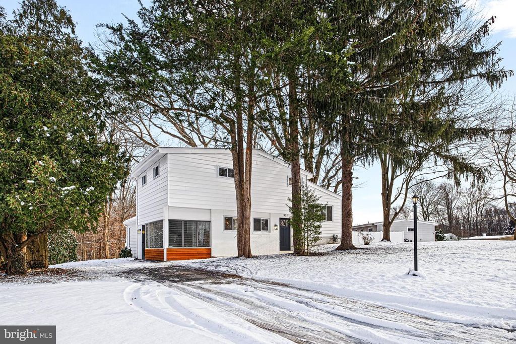 921 FLORA LN, Boothwyn, PA 19061